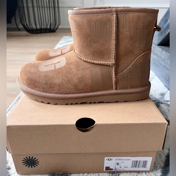 SOLD. UGG KIDS CLASSIC MINI SCATTER GRAPHIC BOOTS!! NIB! Size 6! Chesnut - Picture 3 of 3